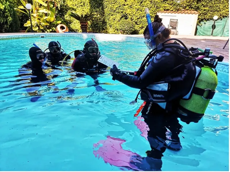 Formation plongée en piscine avec instructeur et élèves équipés
