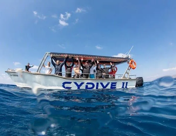 Groupe de personnes sur un bateau de plongée en mer