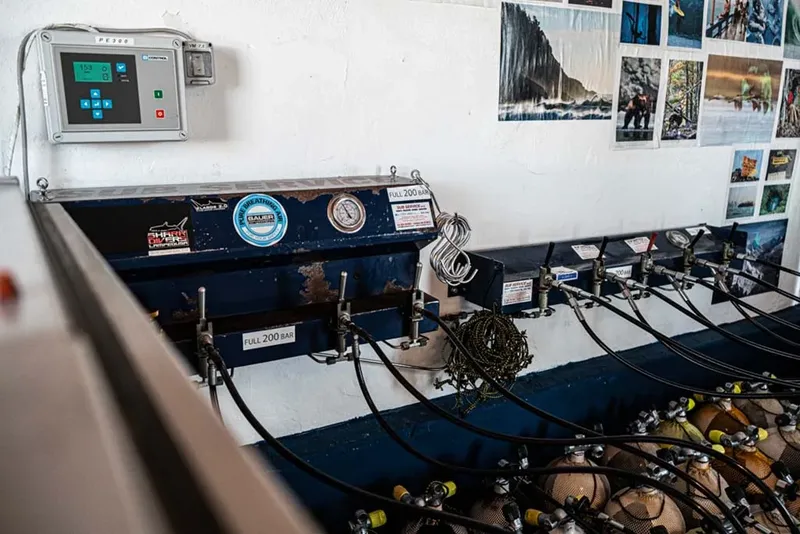 Station de remplissage de bouteilles de plongée avec manomètres et photos