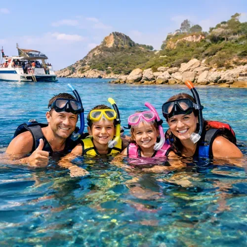 Famille souriante en snorkeling dans une eau turquoise claire