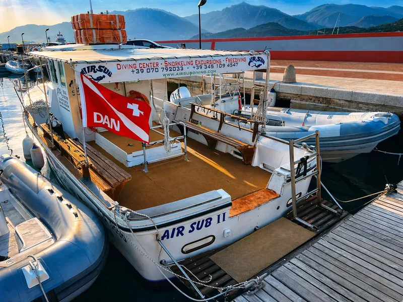 Bateaux de plongée amarrés à un ponton en bois sous le soleil