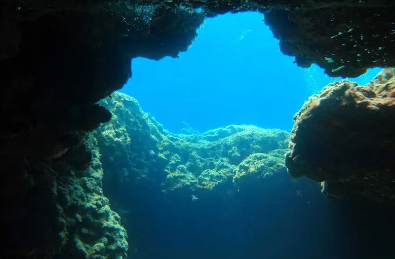 Vue sous-marine d'une grotte rocheuse avec lumière naturelle filtrant