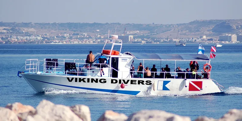 Bateau de plongée avec des passagers et le drapeau de plongée en mer