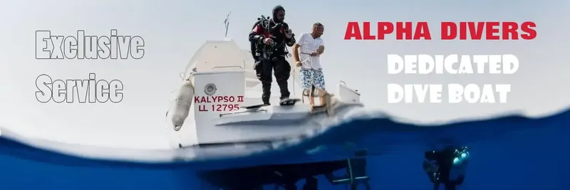 Deux plongeurs sur le pont d'un bateau de plongée en mer