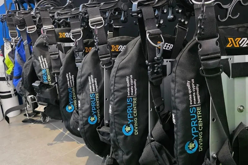 Rangée de gilets de sauvetage noirs avec logos de centre de plongée
