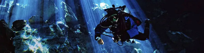 Plongeur explore une grotte sous-marine avec une lumière bleutée