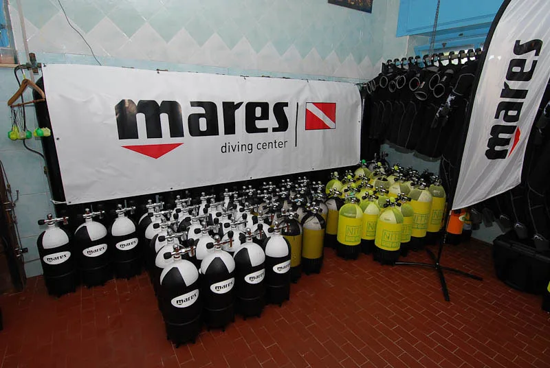 Rangées de bouteilles de plongée Mares dans un centre de plongée