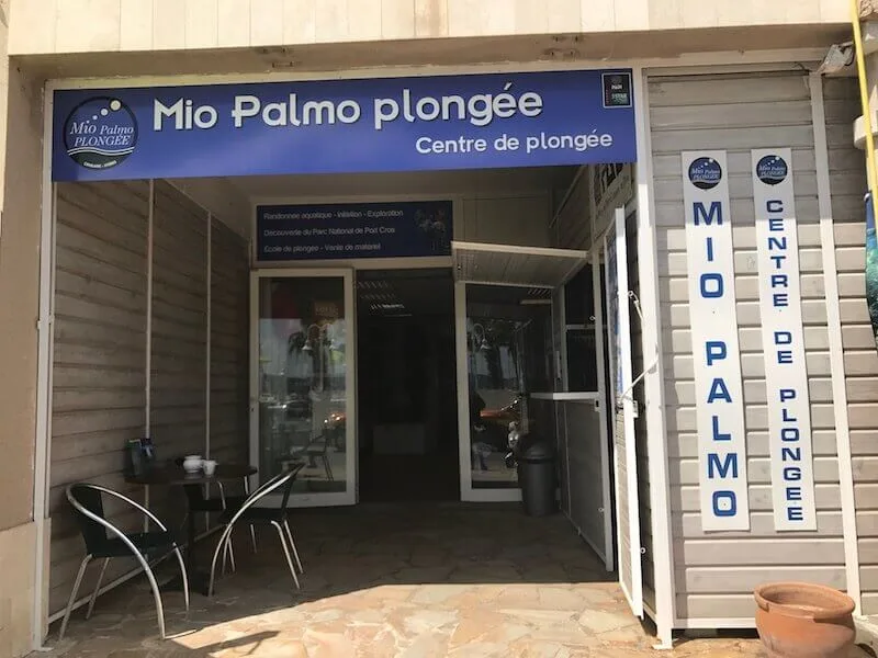 Façade d'un centre de plongée avec enseigne et vitrine ouverte