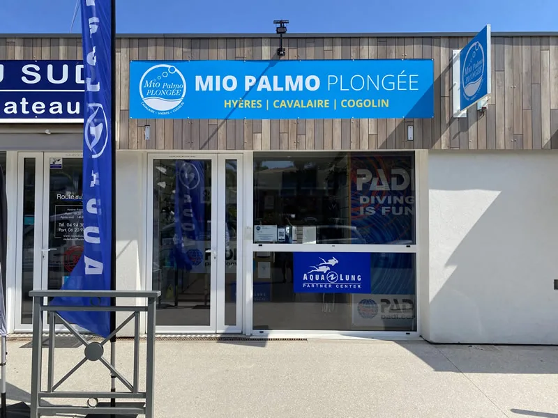 Façade d'un centre de plongée avec enseigne et logo PADI visible