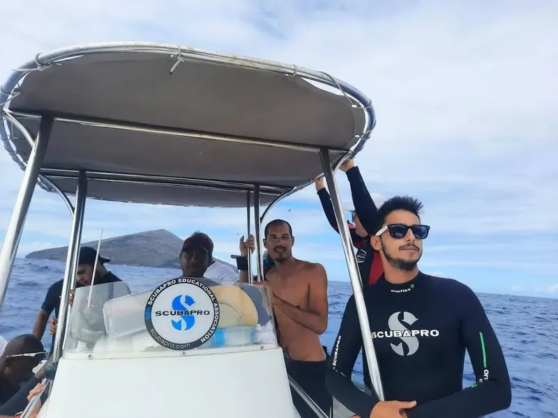 Plongueurs souriants à bord d'un bateau de plongée en mer