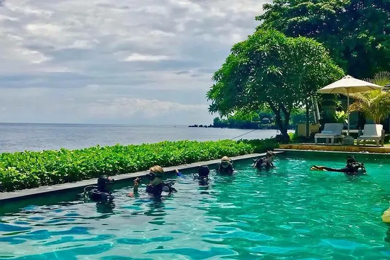 Groupe de personnes équipées de masques et tubas dans une piscine