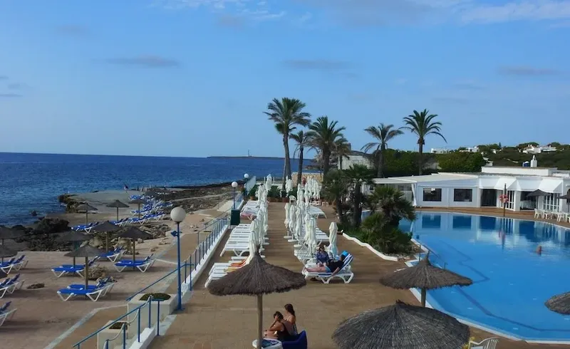 Vue d'ensemble d'un centre de plongée avec piscine et transats