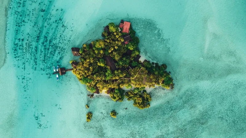 Île tropicale vue d'en haut avec un bateau amarré