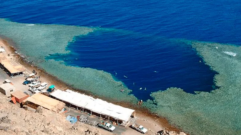 Vue aérienne d'un centre de plongée avec des plongeurs en mer