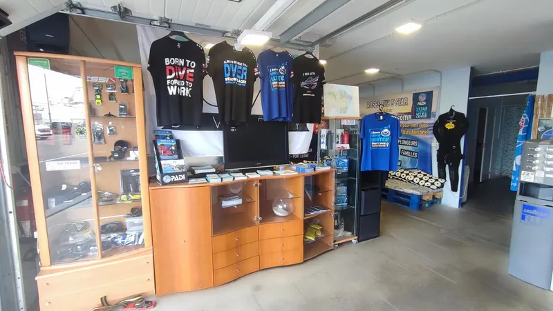 Boutique de plongée avec des équipements, des vêtements et des accessoires