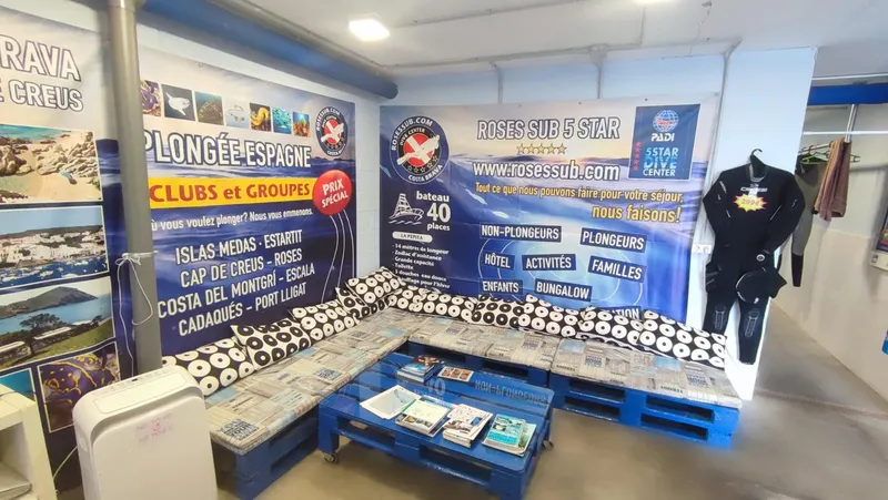 Intérieur centre de plongée avec affiches, matériel et brochures disponibles