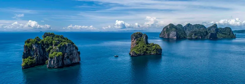 Archipel tropical avec des ilots rocheux couverts de végétation luxuriante