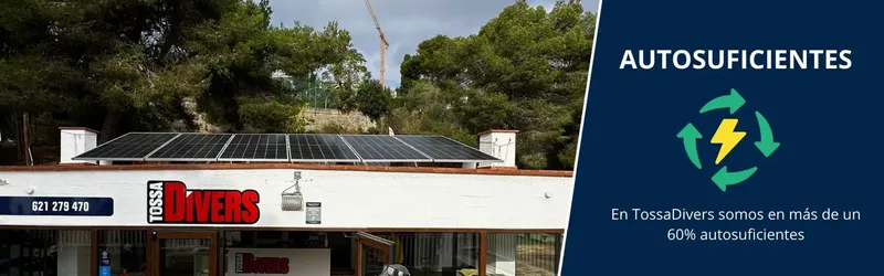 Bâtiment avec panneaux solaires et enseigne de centre de plongée