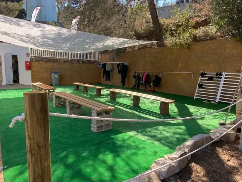 Espace extérieur d'un centre de plongée avec équipement et bancs