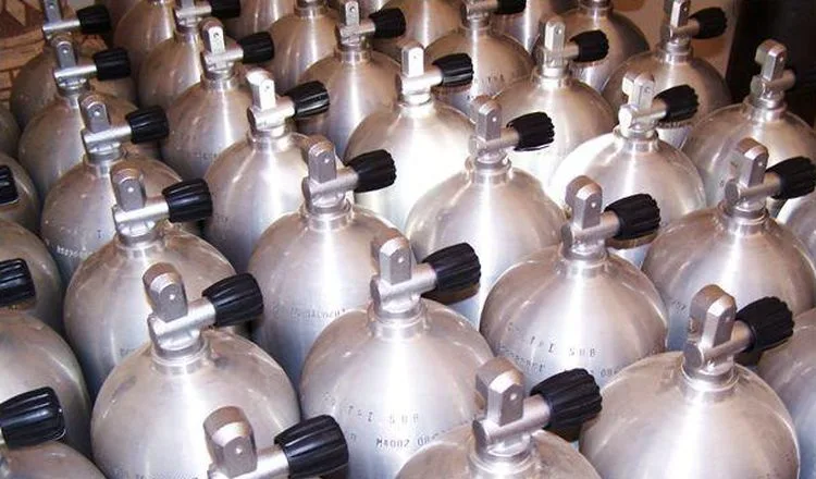Nombreuses bouteilles de plongée en aluminium alignées dans un local