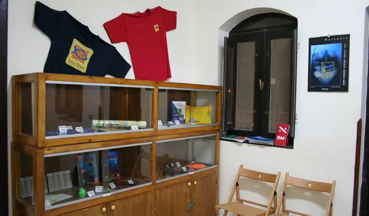Intérieur d'un centre de plongée avec vitrine et t-shirts