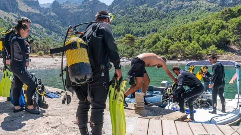 Plongeurs préparant leur matériel sur un ponton en bord de mer