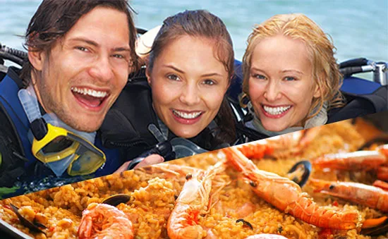 Trois jeunes adultes souriants avec un plat de paella en bas