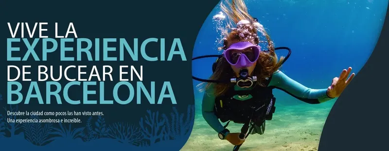 Plongeuse souriante avec masque et détendeur dans l'eau bleue