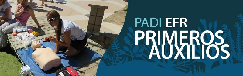 Formation premiers secours PADI, mannequin de réanimation, participants attentifs