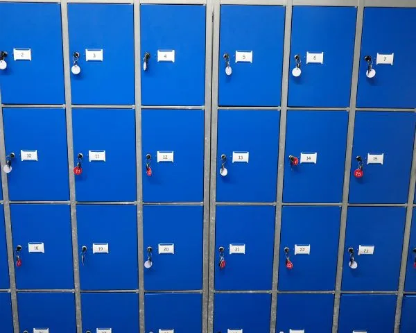 Rangées de casiers bleus métalliques avec clés et numéros