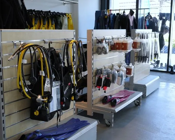 Equipement de plongée exposé dans un magasin, gilets, détendeurs, palmes