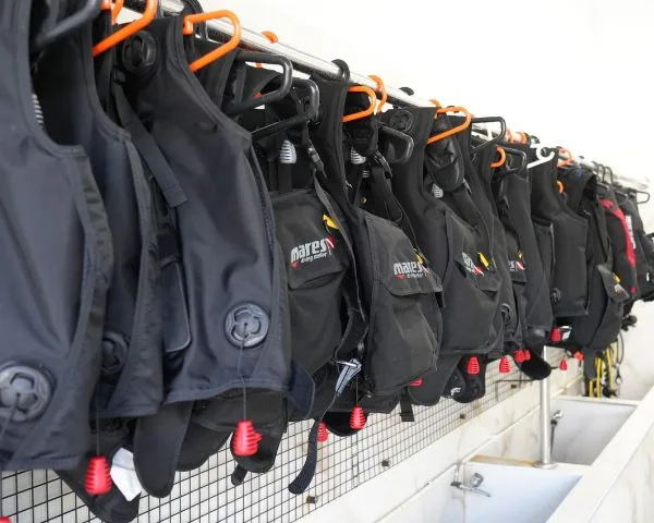 Rangée de gilets stabilisateurs noirs Mares accrochés pour le séchage