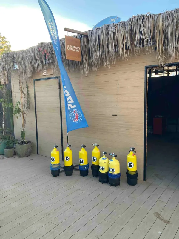 Devanture d'un centre de plongée avec bouteilles et drapeau PADI