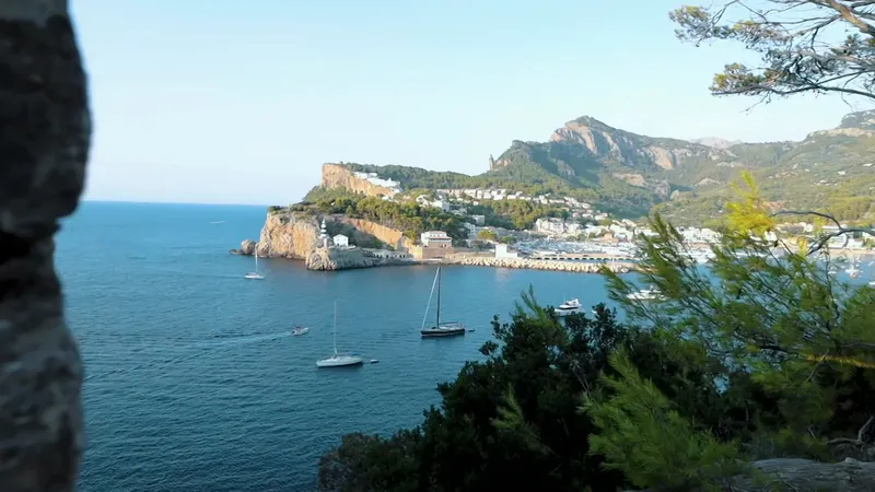 Vue d'une côte rocheuse avec des bateaux amarrés dans une baie