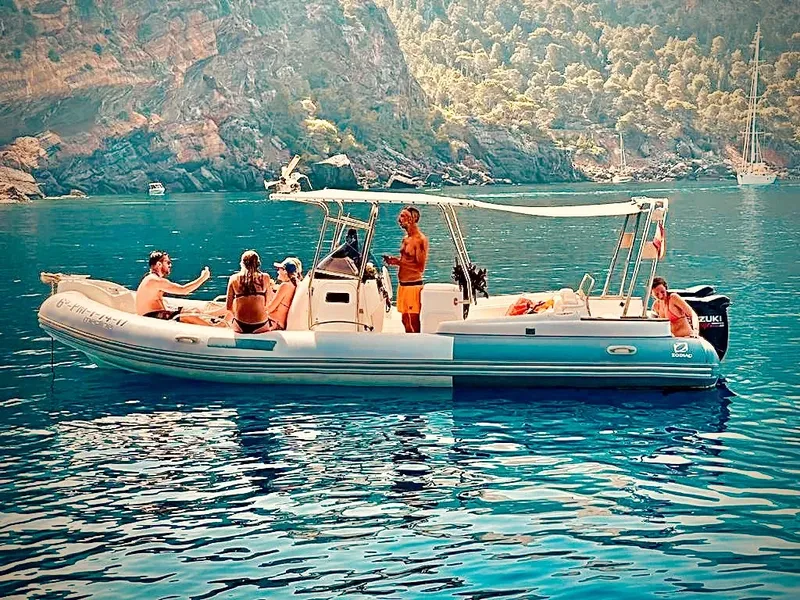 Groupe de personnes à bord d'un bateau semi-rigide en mer