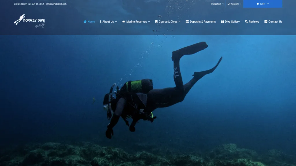 Plongeur en apnée dans l'eau bleue, position horizontale, exploration sous-marine