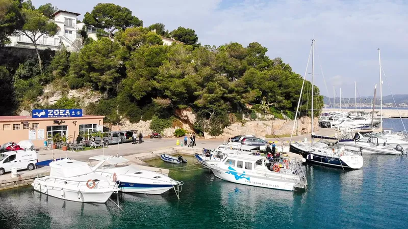 Port de plaisance avec bateaux amarrés et centre de plongée visible