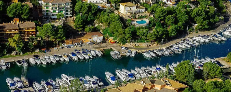 Vue aérienne d'un port de plaisance avec de nombreux bateaux amarrés