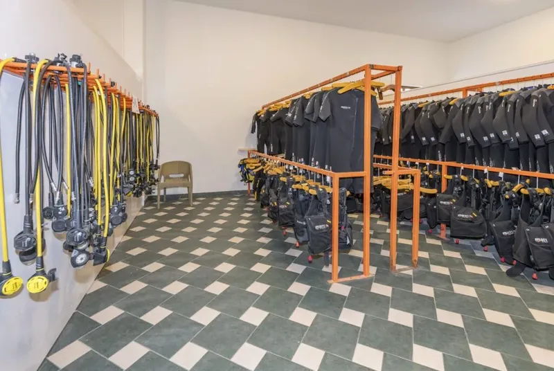 Rangement d'équipements de plongée : combinaisons, détendeurs et gilets
