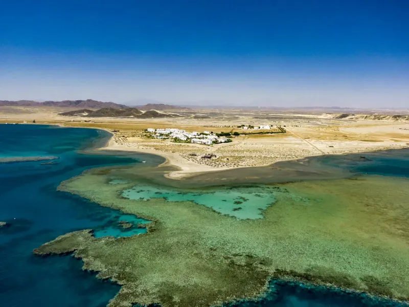 Vue aérienne d'un centre de plongée au bord de la mer et du désert
