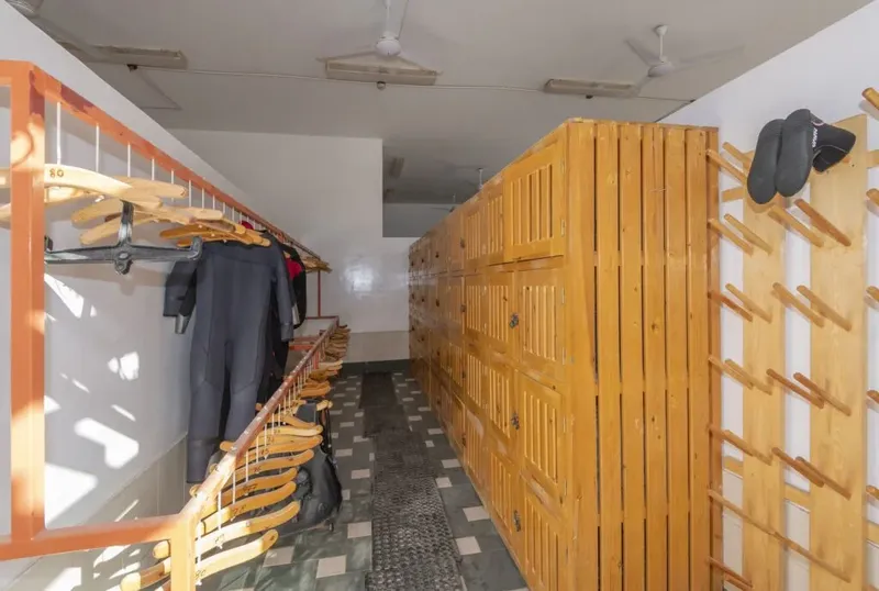 Vestiaires du centre avec combinaisons et rangements pour l'équipement