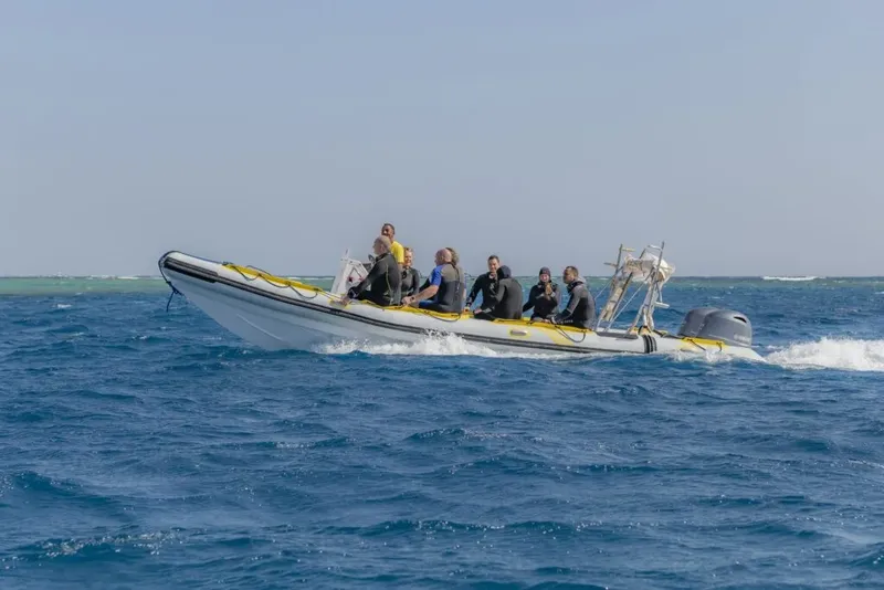Groupe de personnes à bord d'un bateau semi-rigide en mer