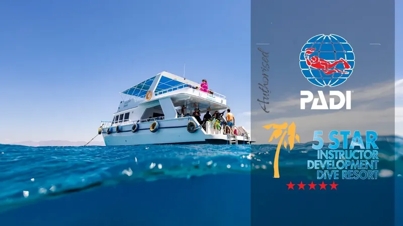 Bateau de plongée avec des personnes à bord, vue sous-marine et logo PADI