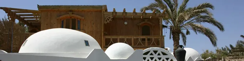 Architecture en bois et en pierre blanche sous un ciel bleu clair