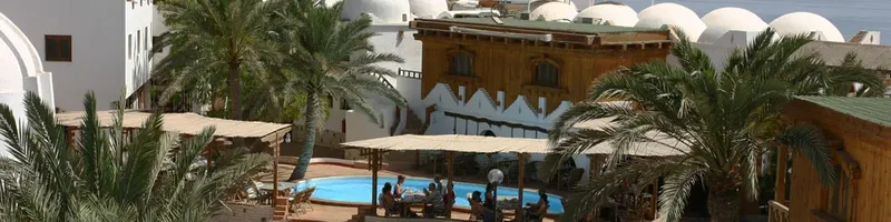Vue d'ensemble d'un centre de plongée avec piscine et végétation luxuriante