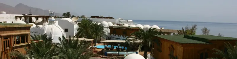Vue d'ensemble d'un centre de plongée avec bâtiments blancs et mer