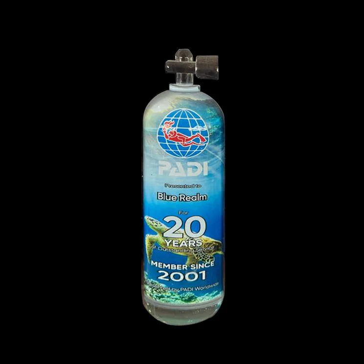 Bouteille de plongée PADI avec un autocollant commémoratif pour 20 ans