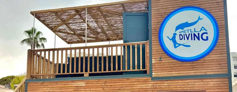 Facade en bois d'un centre de plongée avec logo bleu et blanc