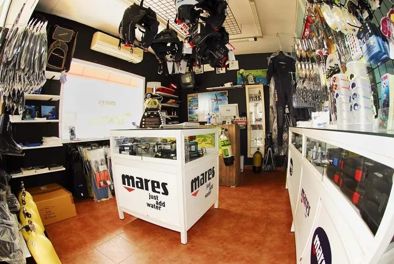 Intérieur d'un magasin de plongée avec équipements et accessoires exposés