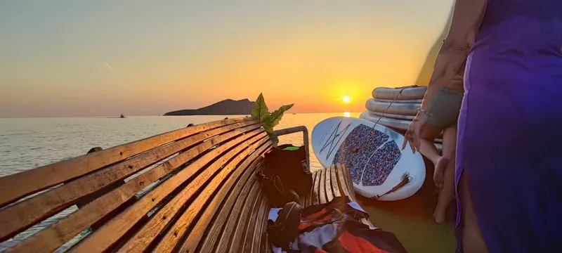 Bateau de plongée au coucher du soleil avec équipement et gilets